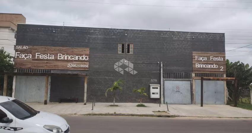 Terreno com prédio comercial e casa construídos