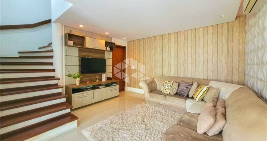 Casa com 4 dormitórios, 1 suíte, vaga para 2 carros, pátio com piscina, no bairro Itú-Sabará.