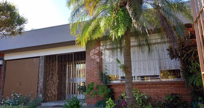 Casa de 150 m², 3 dormitórios, sala de estar e jantar, cozinha, área de serviço.