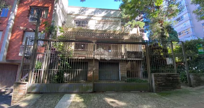 Casa 05 dormitórios, 04 vagas, com 301m² no Bairro Petrópolis Porto Alegre.