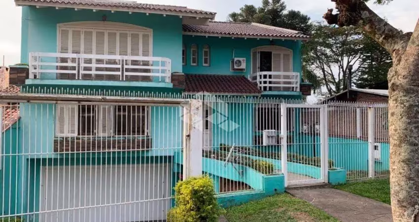 Casa com 4 dormitórios com suites, sala com três ambientes, estar, intima com lareira e jantar