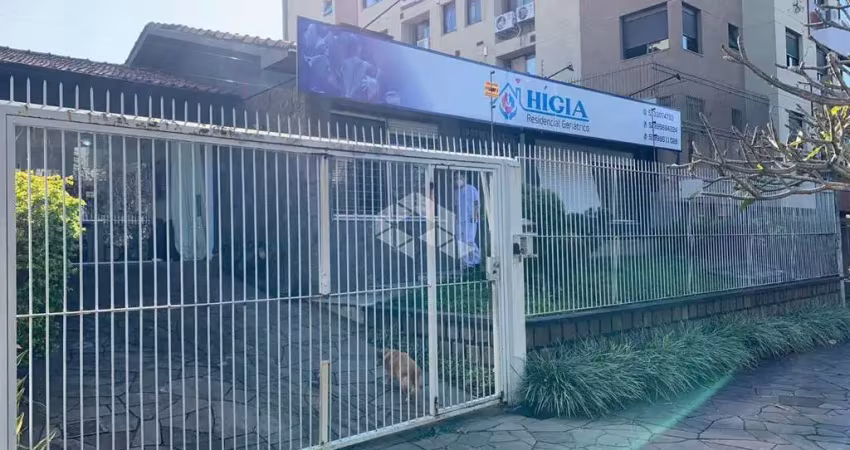 Ampla casa comercial com 5 dormitórios, recepção, sala com 2 ambientes.