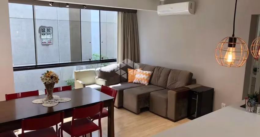 Apartamento mobiliado com 74 m², 02 dormitórios, living e sacada integrada.