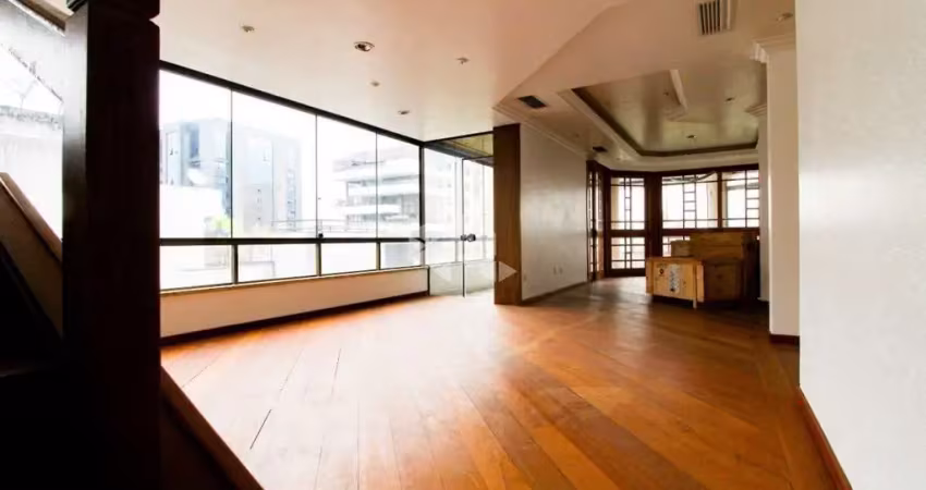 Cobertura de 381 m², 3 dormitórios sendo 1 suíte e 3 vagas de garagem.