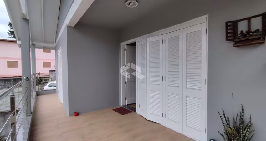 Casa em amplo terreno com  3 dormitórios, sendo 1 suite e 2 vagas de garagem