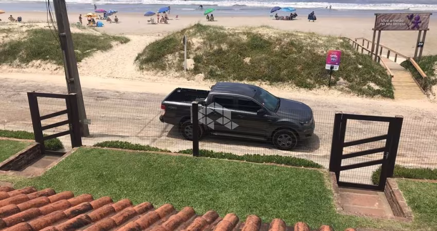 Sobrado pé na areia, 2 dormitórios e 1 vaga de garagem