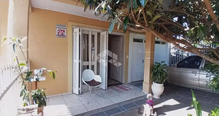 Casa em alvenaria com 03 pavimentos no bairro ouro verde