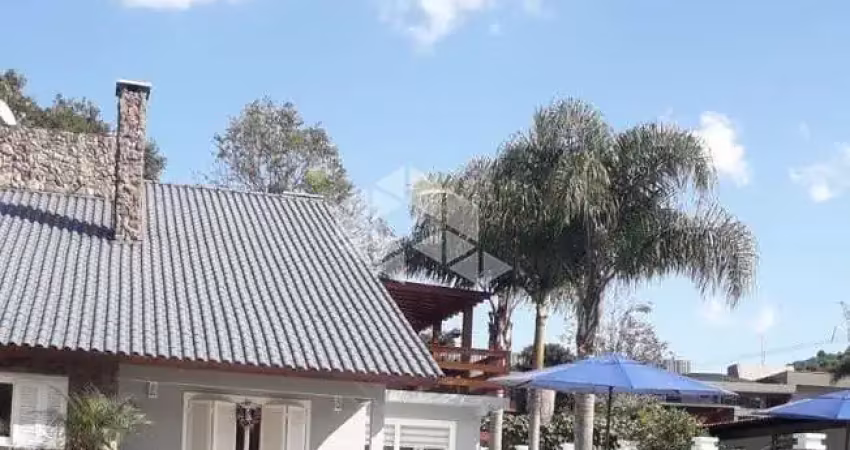 Casa de alto padrão 378 m², totalmente cercada, com piscina e jardim, localizada em morro reuter