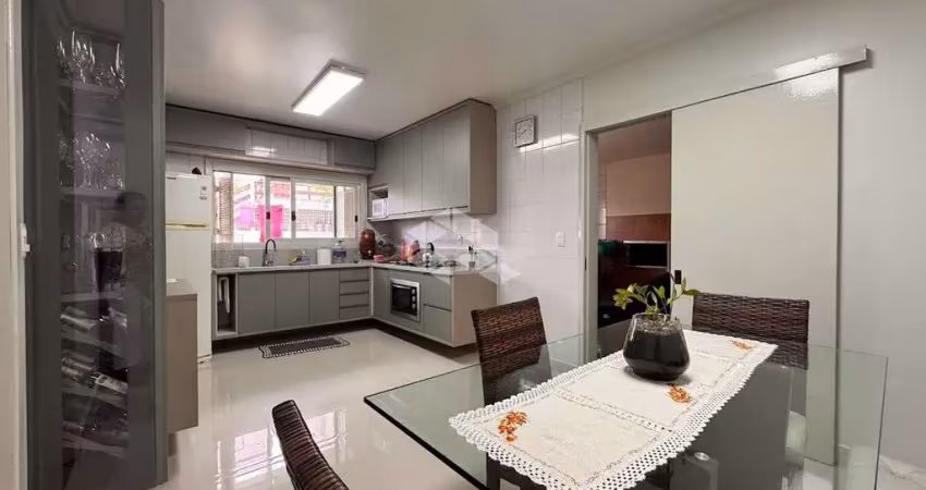 Linda casa com 3 dormitórios, sendo 1 suíte e 2 vagas