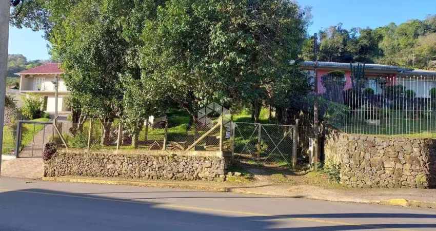 Casa com terreno espaçoso em área rural, totalmente cercada, oferecendo muita privacidade e contato com a natureza.