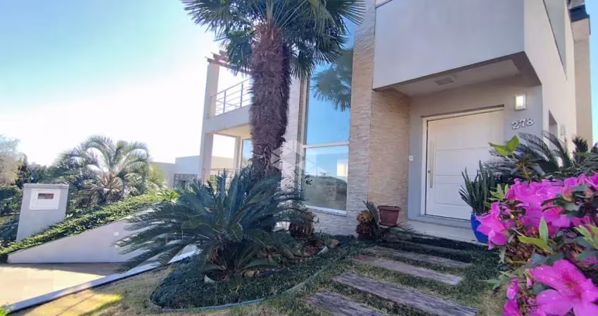 Casa em condomínio fechado de 3 dormitórios, sendo 1 suíte e 2 vagas