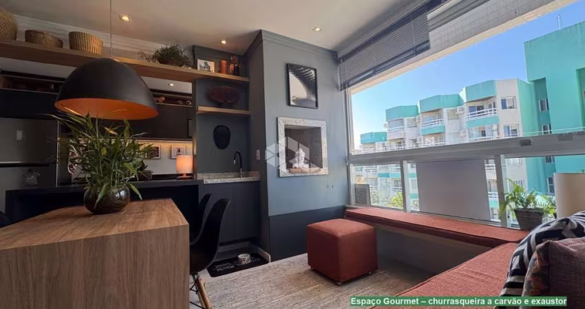 Apartamento mobiliado de  Alto Padrão de 2 suítes com sacada