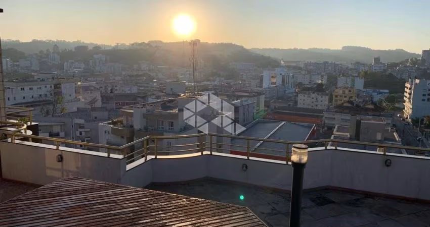 Cobertura com vista panorâmica e piscina no centro de Garibaldi