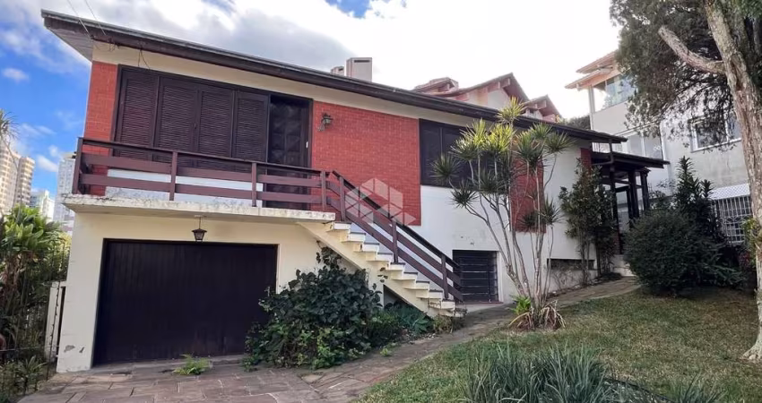 Casa Ampla com três dormitório no bairro Humaitá.