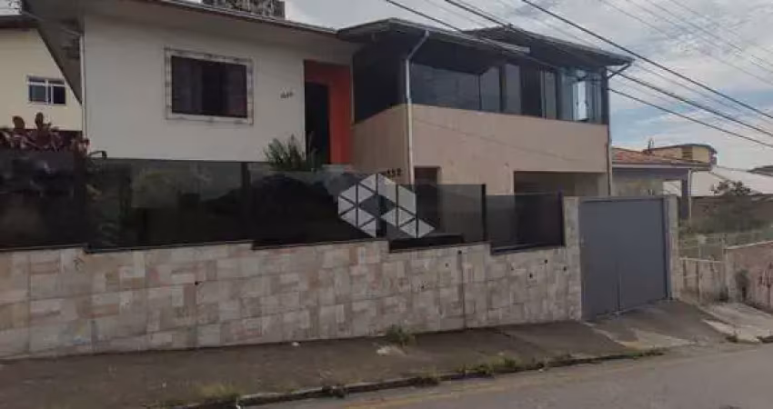Casa com 03 quartos/dormitórios no bairro Areias, em São José- SC