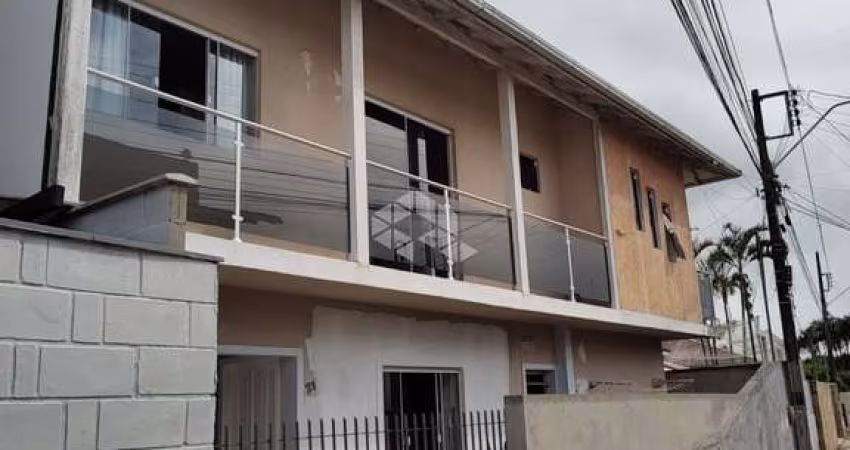 Casa com 03 quartos/dormitórios no bairro Centro, em Biguaçu- SC
