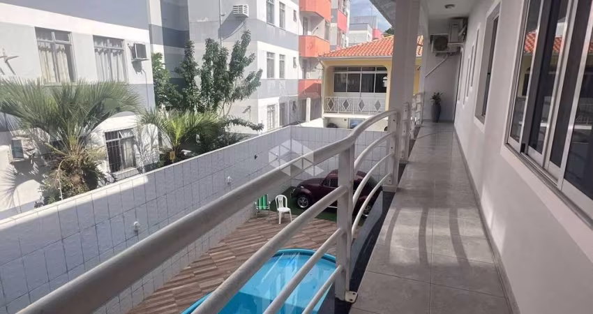 Casa com 5 quartos/dormitórios e sala comercial no bairro Praia Comprida, em São José- SC