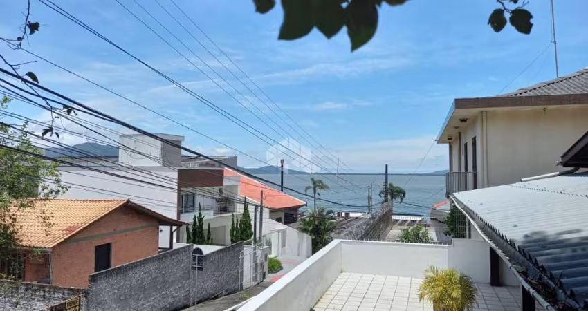 Casa com 3 quartos/dormitórios no bairro Coqueiros, em Florianópolis- SC