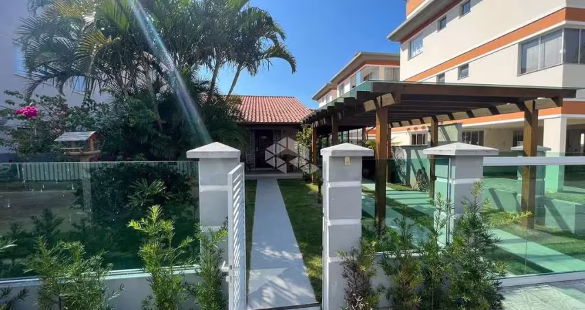 Casa de alto padrão próxima à praia - mobiliada e com piscina