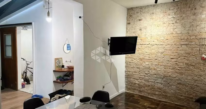 Apartamento térreo com 2 dormitórios e pátio privativo no centro histórico - 18,50 m² de área externa!