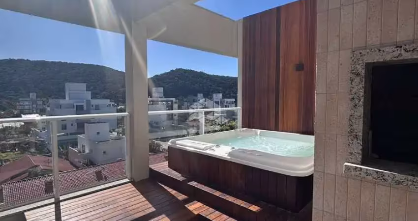 Cobertura duplex mobiliada e decorada apenas 100m da praia do mariscal