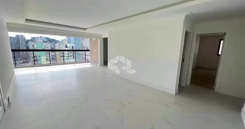 Apartamento com quatro quarto na meia praia em itapema sc