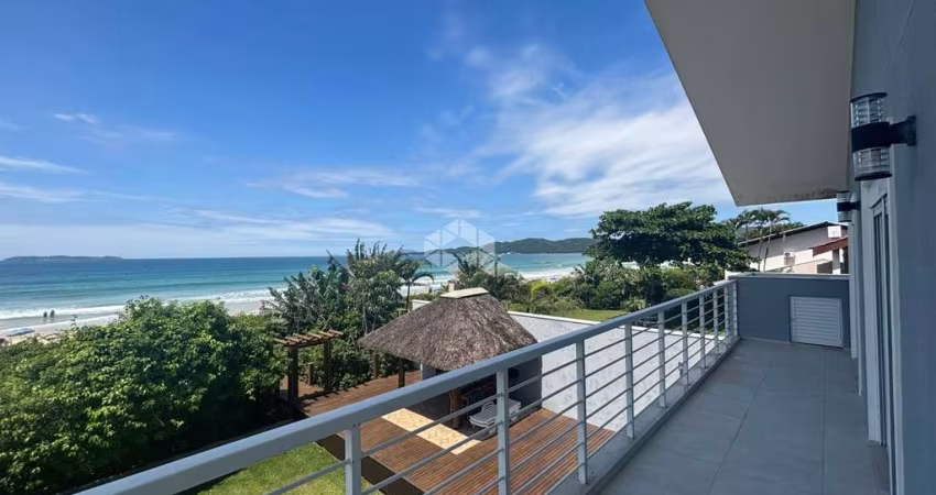Casa com seis quartos frente mar no Mariscal em Bombinhas SC