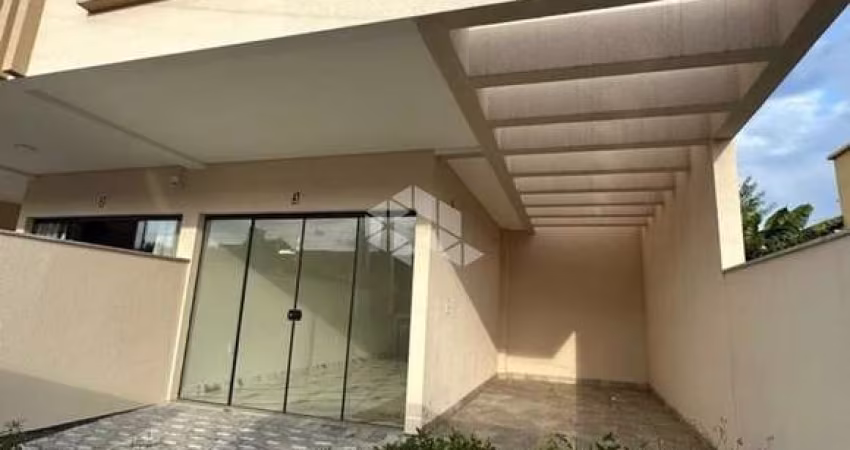 Sobrado com duas suítes na praia de Bombas próximo ao mercado Koch