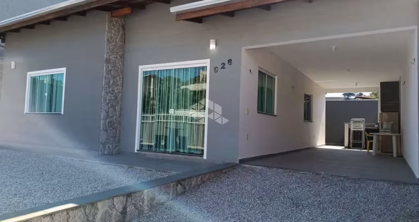 Casa térrea com três dormitórios, sendo uma suíte em bomba - bombinhas - sc