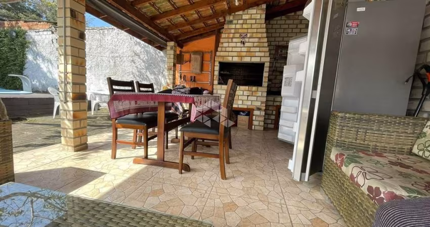 Casa com 2 dormitórios, amplo pátio com piscina e quiosque no Alto Petrópolis.