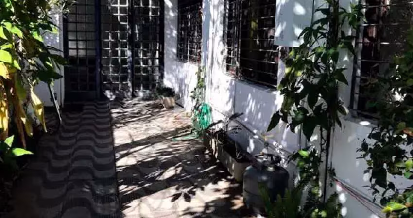Casa 5  dormitórios/quartos com piscina em ótima localização no  bairro  três figueiras/chacara das pedras/porto alegre -