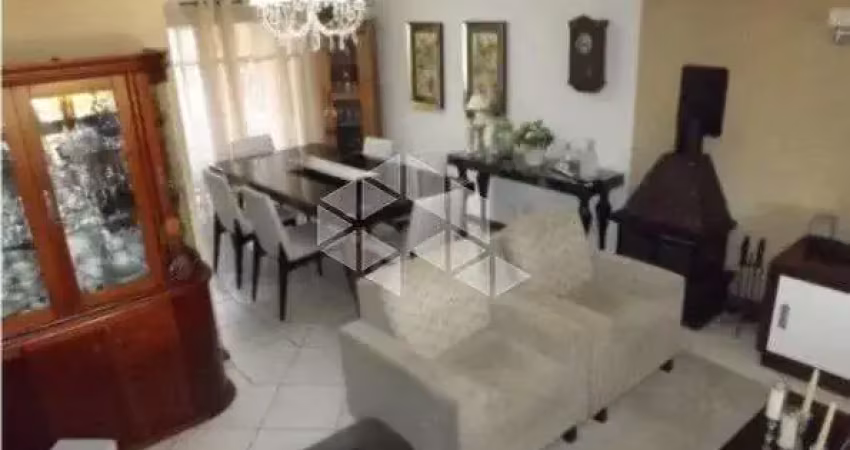 Casa  com 200m² área privativa no bairro hípica, zona sul