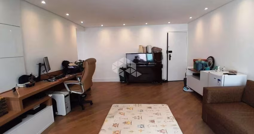 Apartamento de 121m² na Aclimação, todo reformado, com 3 quartos, sendo 1 suíte e 2 vagas de garagens.