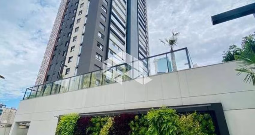 Apartamento em andar alto, de 120m² na Aclimação, com 02 quartos e 02 vagas de garagem.