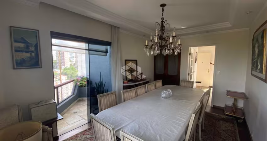 Apartamento alto padrão de 226m², com vista livre, um por andar, em área nobre da Aclimação.