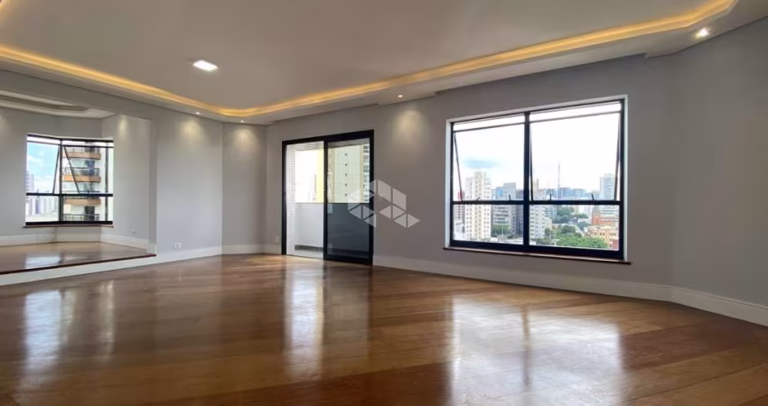 Apartamento com 03 suítes e 03 vagas de garagens, no coração da Aclimação.