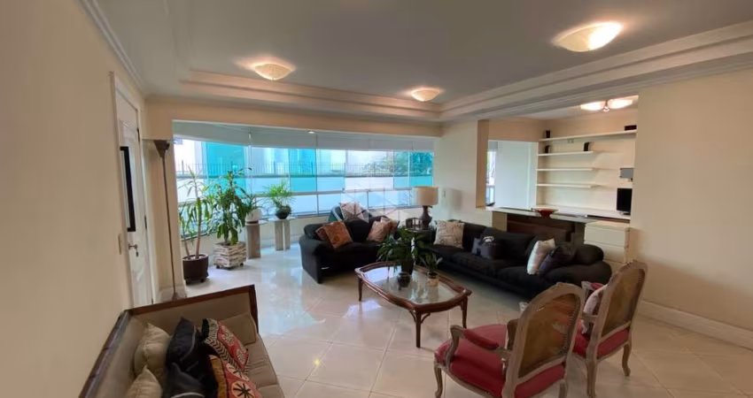 Apartamento à venda no Campo Belo, com 03 suítes e 03 vagas de garagens.