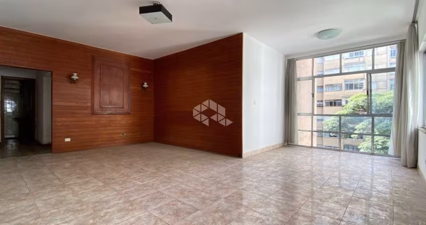 Apartamento de 190m² a apenas 500mts. da Estação Trianon Masp do Metrô, com 3 quartos, 1 vaga de garagem e potencial para reforma.