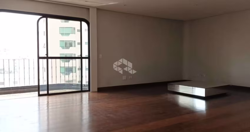 Apartamento 200m² , sendo 3 suítes e 2 vagas, próximo ao Parque da Aclimação.