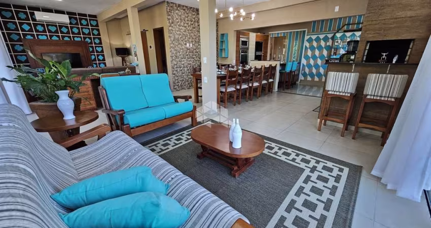 Casa alto padrão, 5 suítes, 8 banheiros,  escritório, 5 garagens, piscina, deck, sala de estar, varanda gourmet, em Itaara RS