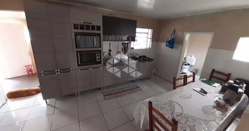Casa de Alvenaria com 02 dormitórios no Bairro Menino Jesus, próximo ao Clube Dores em Santa Maria.