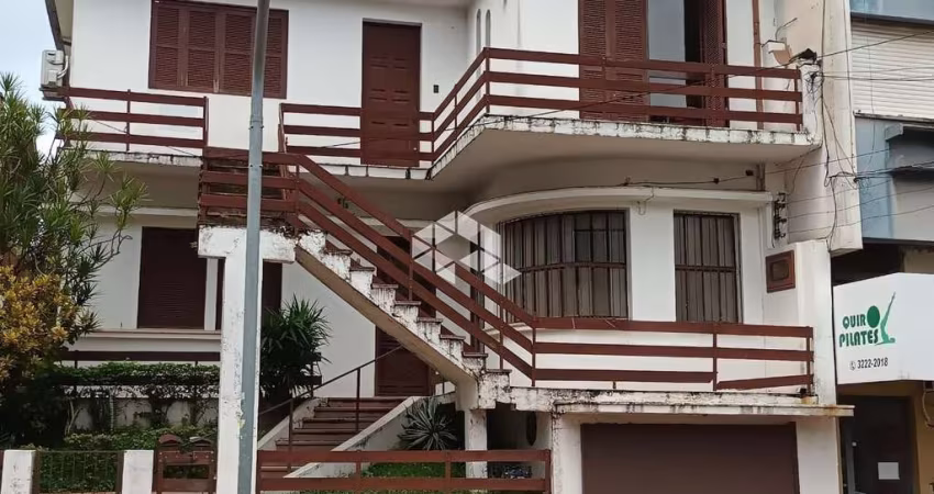 Casa de 03 dormitórios com garagem à venda no bairro Centro em Santa Maria