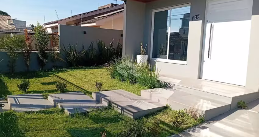 Casa de alto padrão com 3 quartos, uma suíte, piscina, no bairro São José em Santa Maria