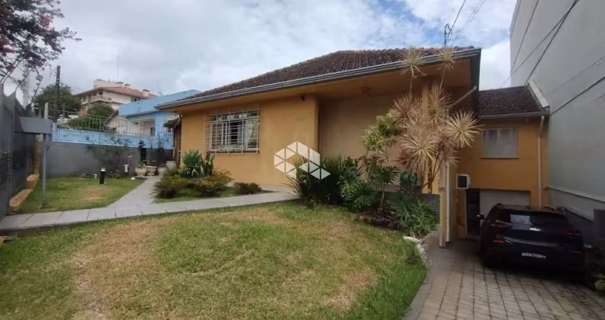 Casa com 5 quartos e 281m² em área de 526m² por r$ 1.090.000 semi-mobiliado no bairro dores