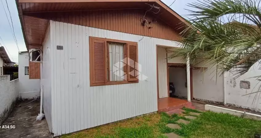 Casa a venda com dois dormitorios, 1 banheiro, garagem para dois carros, localizada no bairro itararé