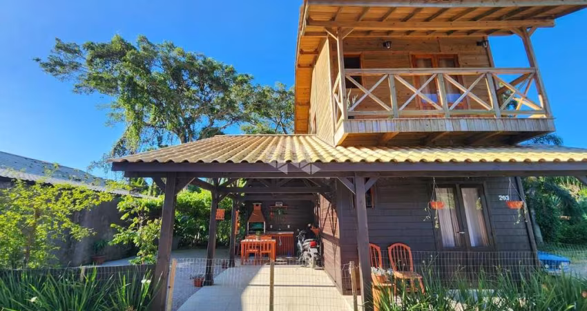 CASA DE MADEIRA COM SUÍTE E CHURRASQUEIRA A POUCOS MINUTOS DA PRAIA DO MORRO DAS PEDRAS FLORIANÓPOLIS