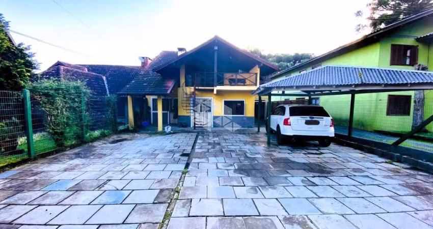 A venda casa com 3 dormitórios sendo uma suíte com banheira de hidromassagem, localizada no bairro Palace Hotel em Canela.