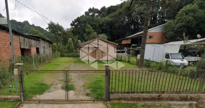 Casa de madeira, 1 dormitório,  terreno 381m², localizado bairro moura