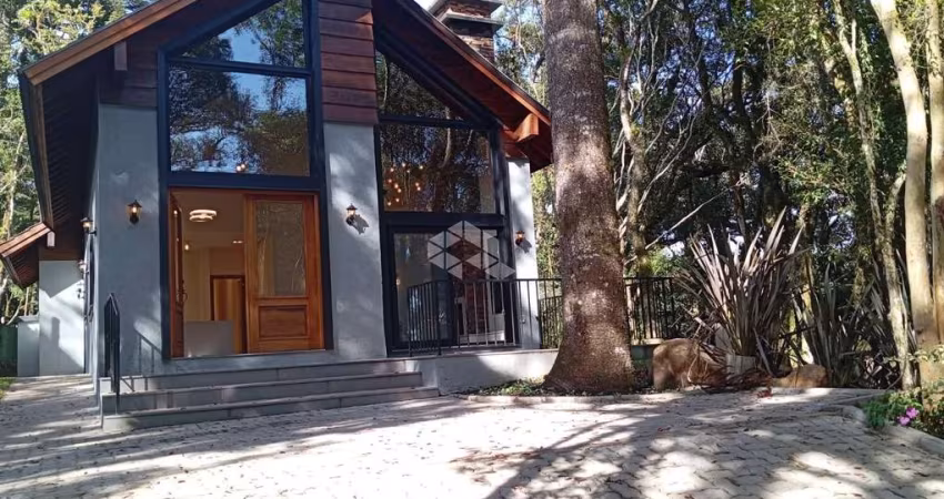 Casa de Alto Padrão à Venda no Condomínio Pinheiro Grosso em Canela com 3 Suítes