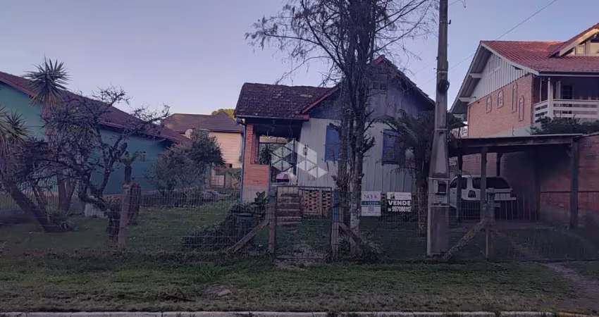 Terreno com casa na rua Adolfo Seibet, em Canela.